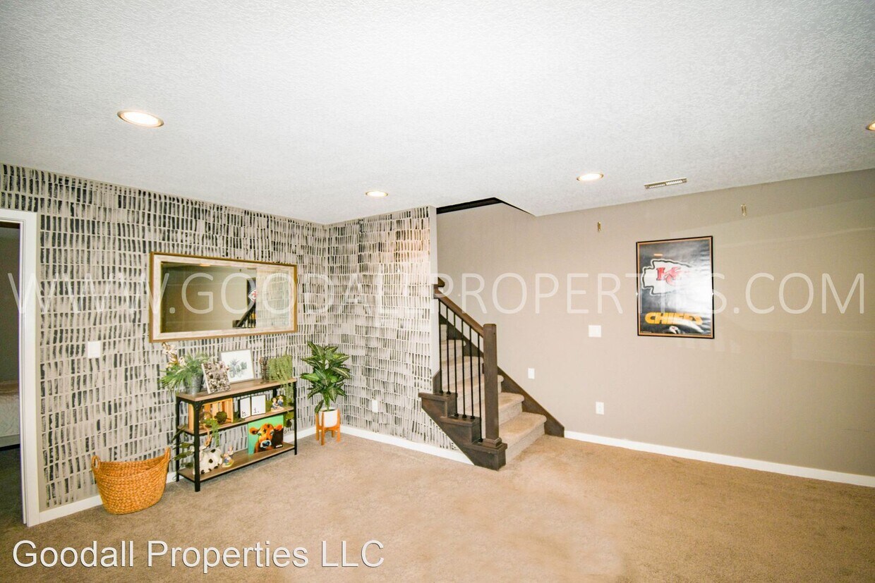 Foto principal - 3 br, 2.5 bath House - 1903 NW Woodbury Dr