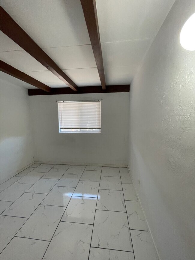 Building Photo - Great 4 Bed 1.5 Bath Home!