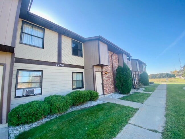 Foto del edificio - Cozy 1 Bedroom 1 Bath Lower Apartment W/Garage & Coin-Op Laundry!