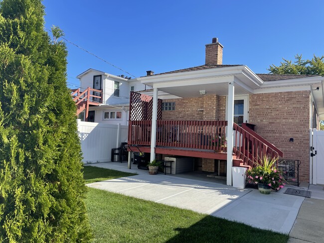 Patio/Porch - 3306 N Ozark Ave