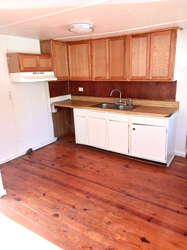 Foto principal - Two Bedroom Mobile Home Available for Rent...