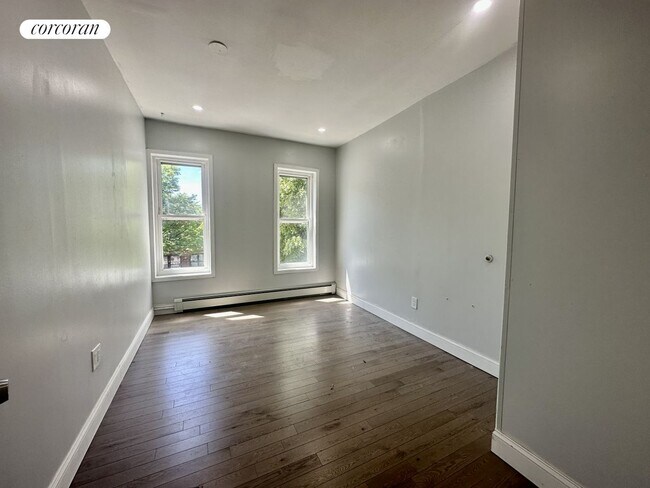 Foto del edificio - 437C Pulaski St