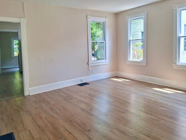 Foto del edificio - Spacious 4 Bedroom Home FOR RENT in Bridgeton NJ $2150