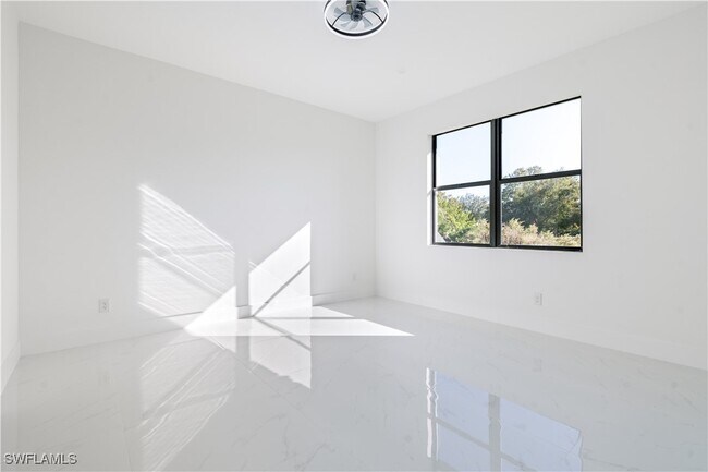 Foto del edificio - 3781 La Rue St
