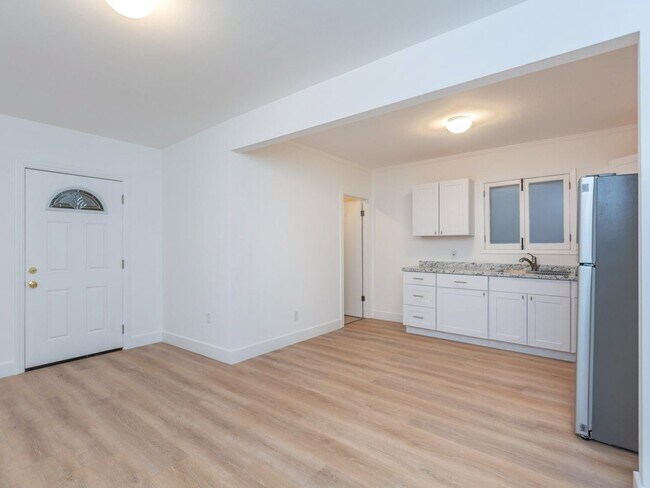 Foto del edificio - Freshly Updated Studio w/Patio in South Park! * All Utilities Included! *
