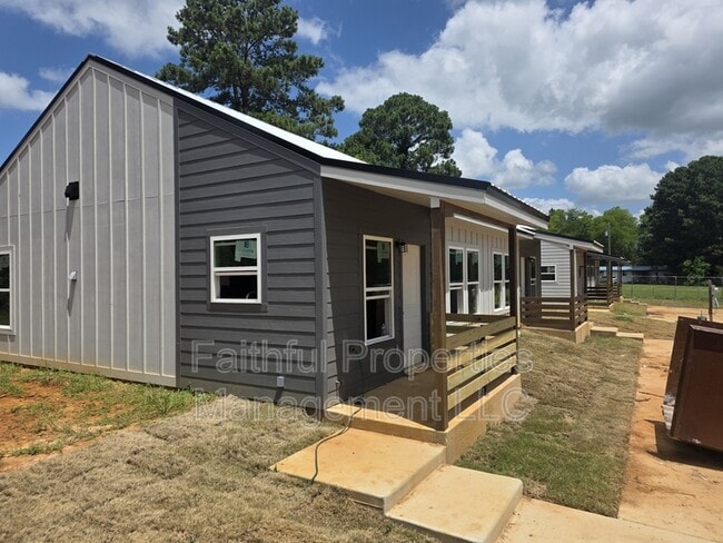 Building Photo - 405 N Logan Ln