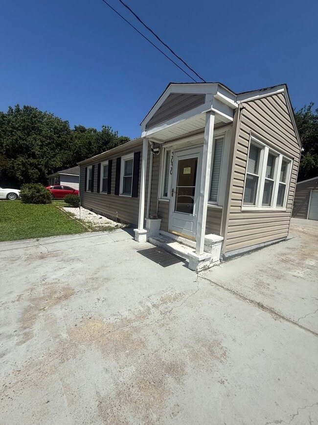 Building Photo - Cozy 2 Bed home Available Now!