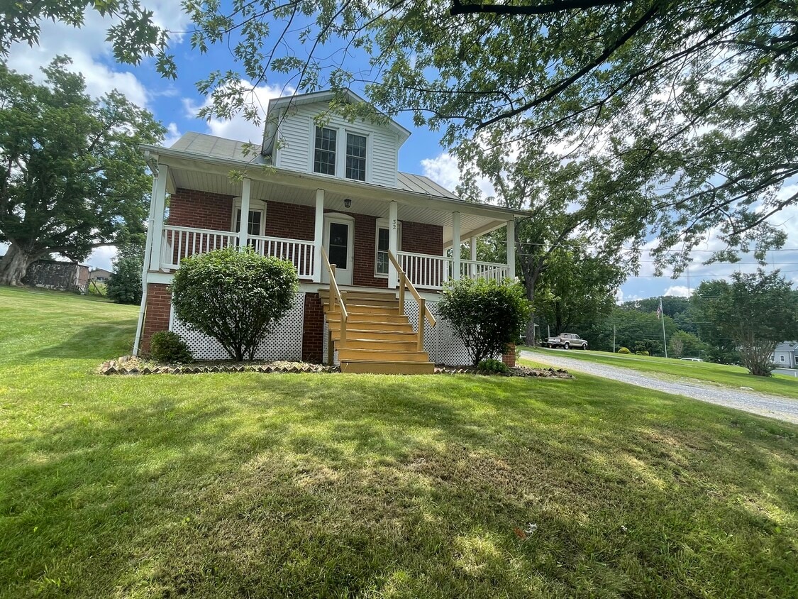 Beautiful Cape Cod nestled in the heart of Rockingham - 32 Weavers Rd