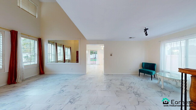 Foto del edificio - Charming 4-Bed/2.5-Bth Home in Prime Santa...