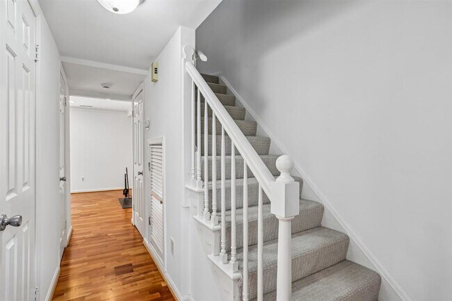 Foto del edificio - Great 2BR 2BA in Kenwood Forest Community in Downtown Bethesda