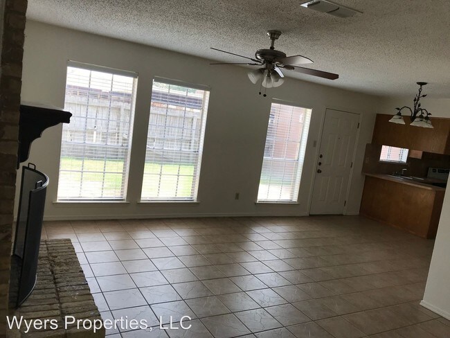 Foto del edificio - 2111 Oak Hollow St