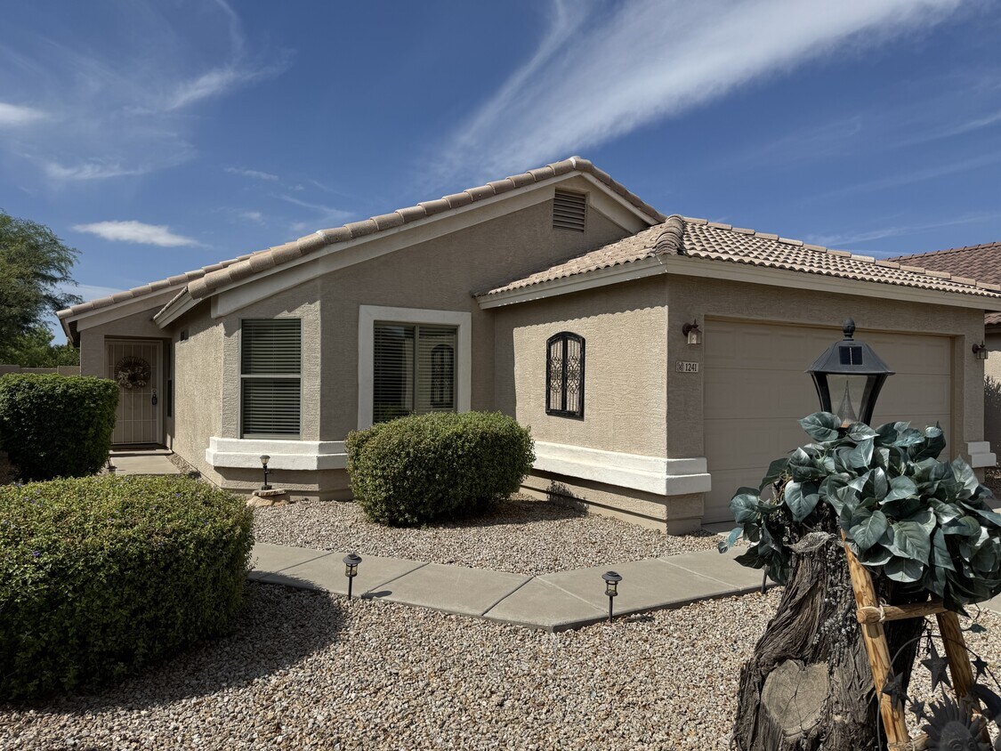 Foto principal - 1241 E Elm Rd