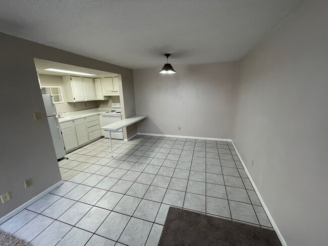 Foto del edificio - Studio apartment 1/2 block from campus. Av...