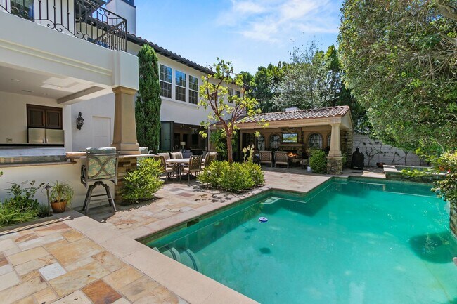 Foto del edificio - Bonita Canyon Luxury Estate With Pool