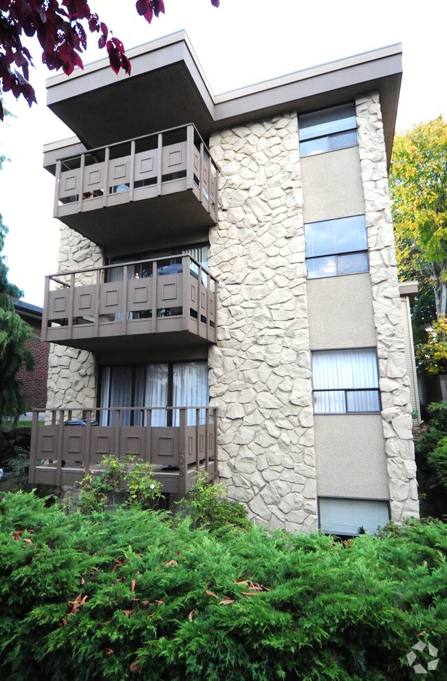Building Photo - 4030 California Ave SW