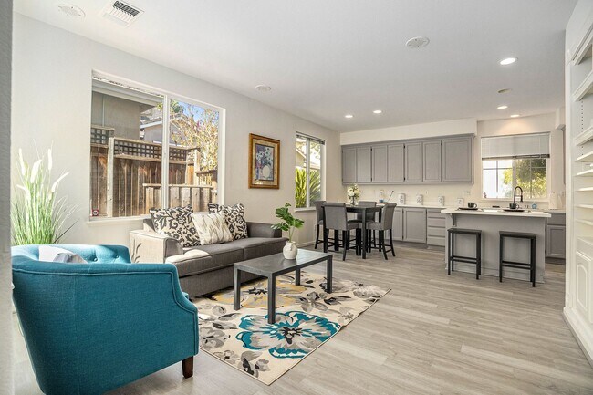 Foto del edificio - Beautiful and Move-In Ready, 4BD/2.5BA, Tw...