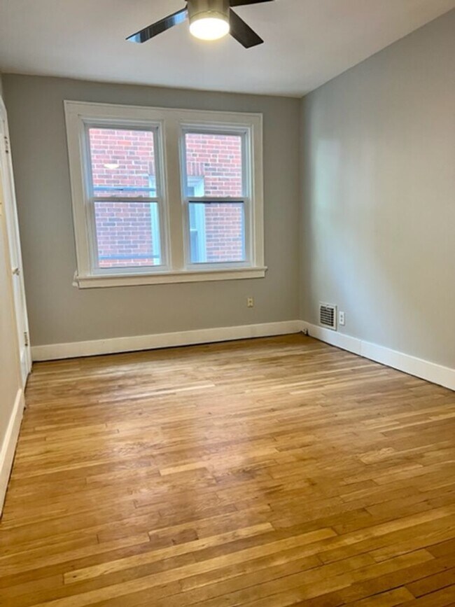 Foto del edificio - 7431-7437 Penfield Ct