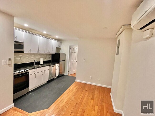 Building Photo - Modern 2 bathroom apartment with private b...
