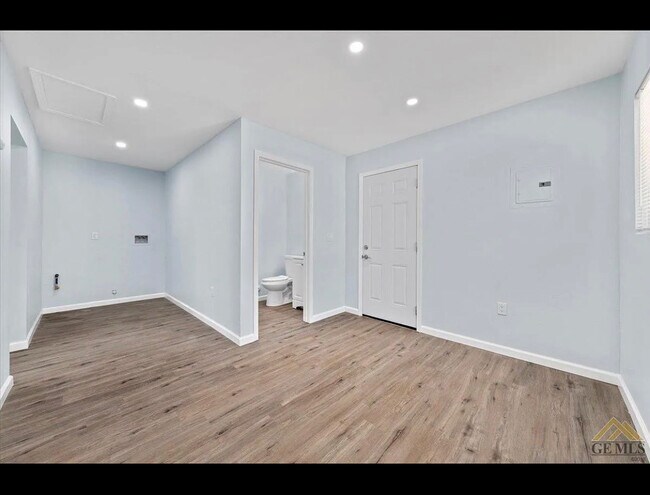 Building Photo - 3311 Mesa Dr
