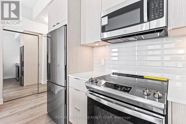 Building Photo - 430-1430 Square One Dr