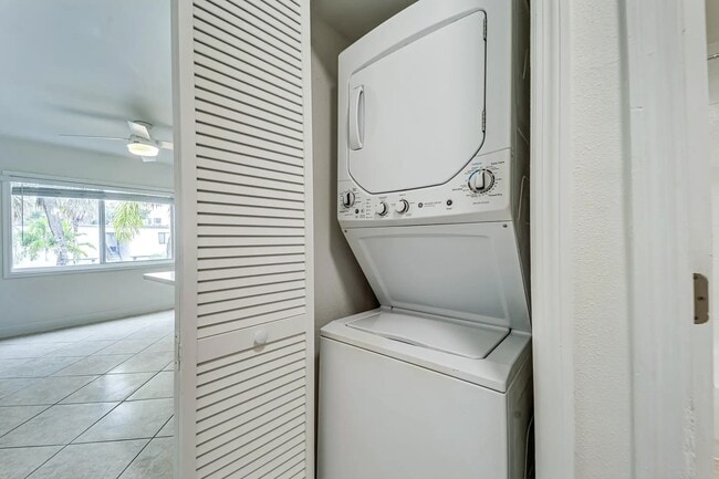 Building Photo - Innovo Hyde Park