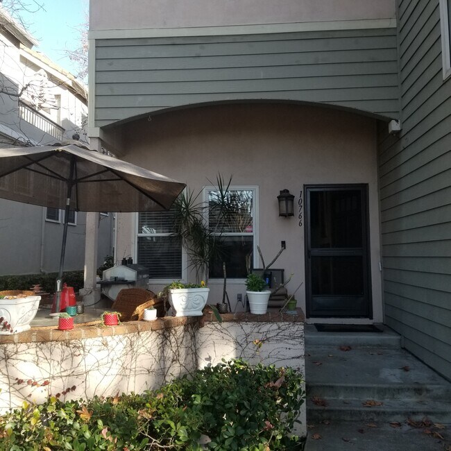 Front entrance - 10766 Chestnut St