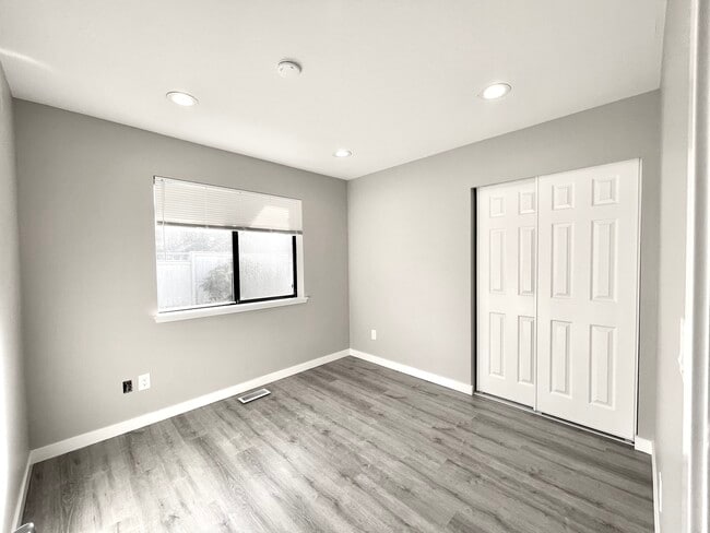 Building Photo - 2742 Sylvan Dr W
