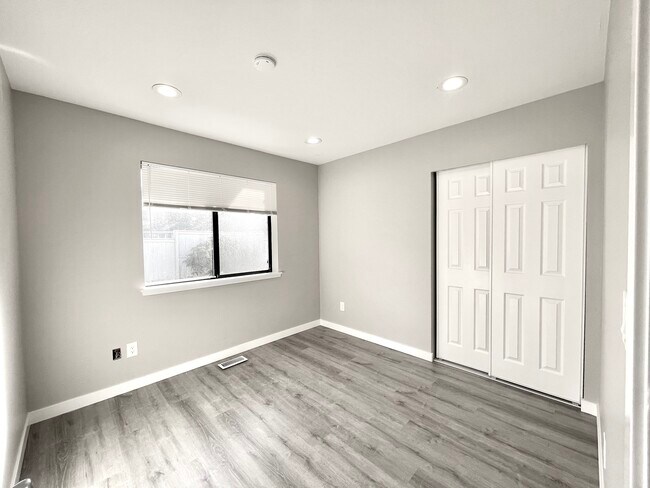 Foto del edificio - 2742 Sylvan Dr W