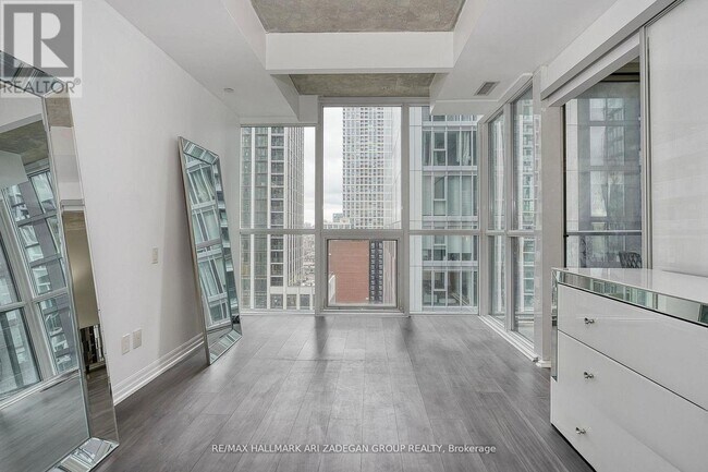 Photo du bâtiment - 88 Blue Jays Way