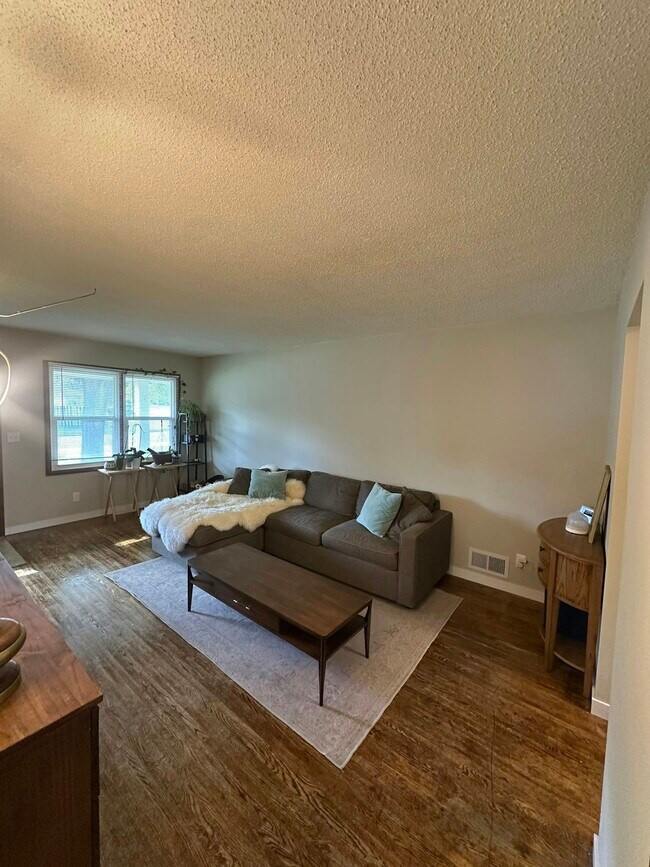 Foto del edificio - 360 57th Ave NE
