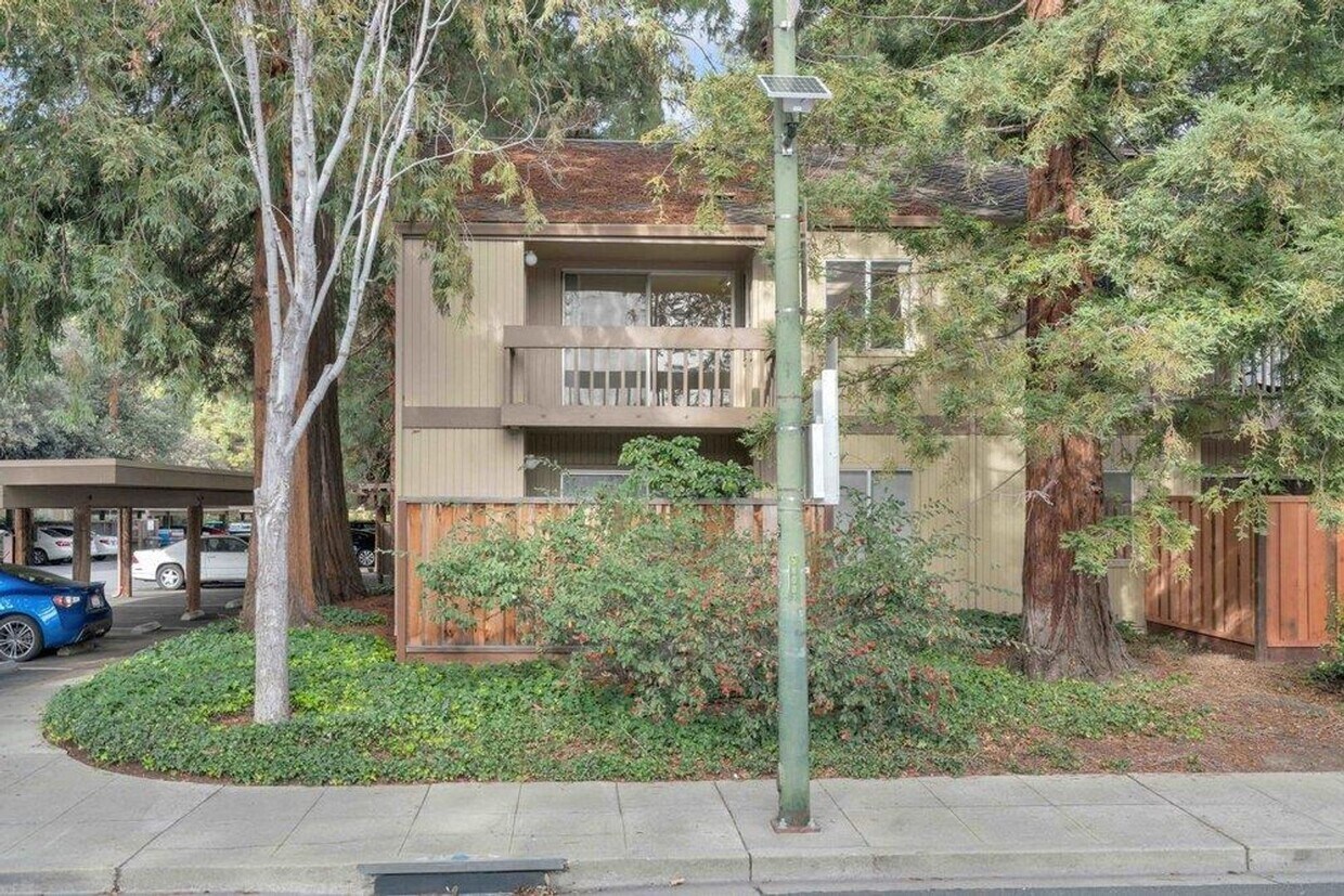 Foto principal - Spacious Upstairs Condo, Balcony, Storage,...