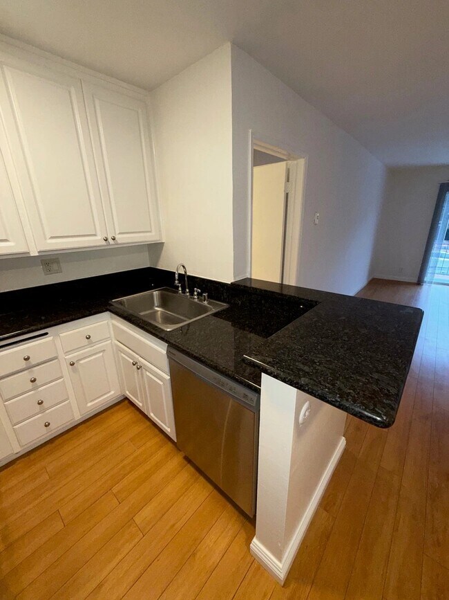 Foto del edificio - 10760 Rose Ave