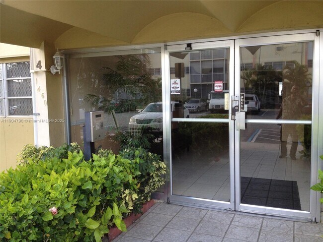 Foto del edificio - 1460 NE 169th St