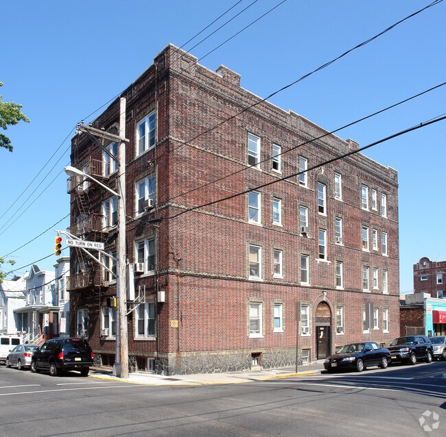 Building Photo - 2701 Summit Ave