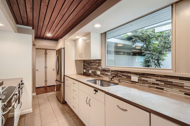 Building Photo - Gorgeous Mid-Century Ranch Home in Hillcre...