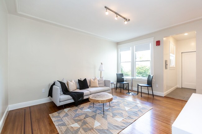 Interior Photo - 2730 Sacramento