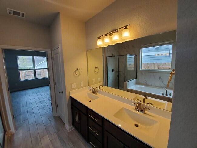 Baño principal n.° 1 - 8207 Cottage Rose Dr