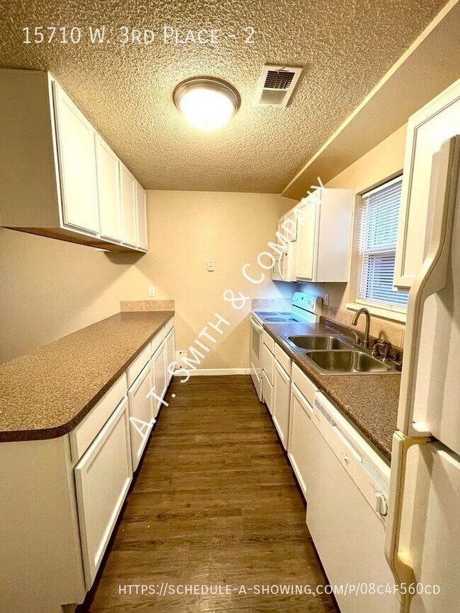 Building Photo - Golden 2 Bedroom Apt. With Storage And Off...