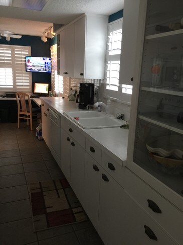 Building Photo - 423 Paula Dr S