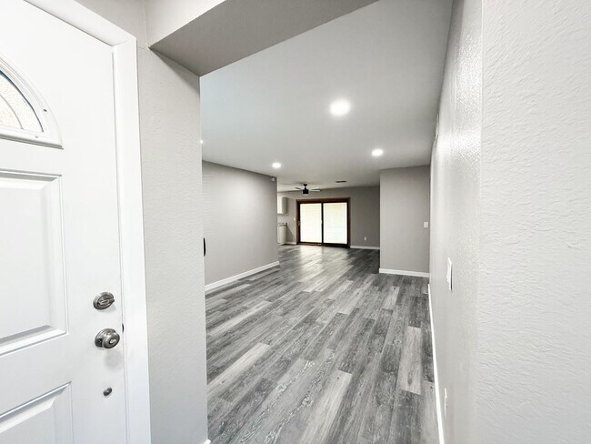 Foto del edificio - Newly Remodeled Home with Modern Upgrades