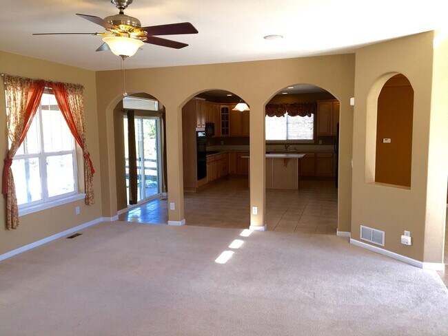 Building Photo - Stunning 4 Bedroom Home In Cross Creek area of Aurora