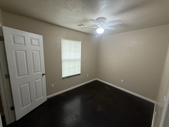 Building Photo - 1029 N Hickory Ave