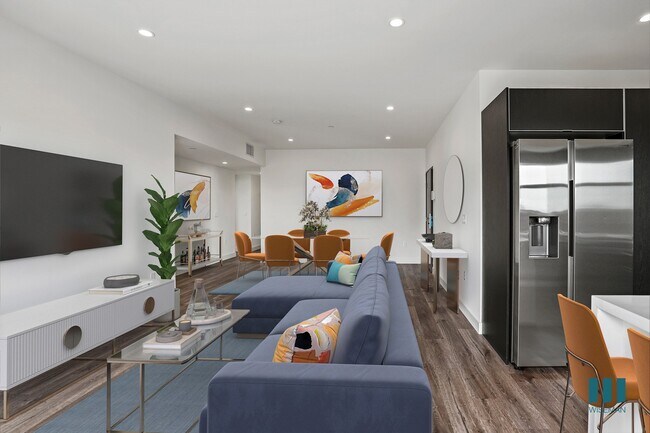 Cocina, comedor y sala de estar de concepto abierto con pisos Vialy e iluminación empotrada - Selby Venti by Wiseman