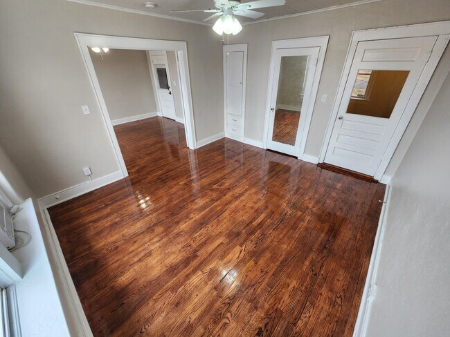 Foto del edificio - 804 E Main St