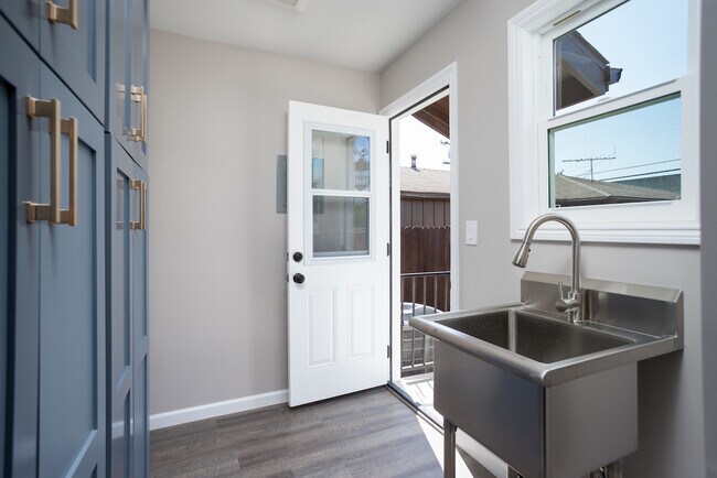 Building Photo - 3844 W 113th St