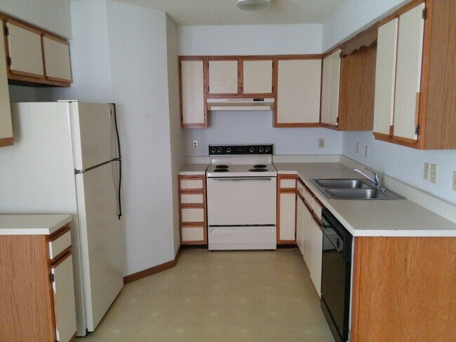 Foto del edificio - Great 2 Bed 2 Bath 1 Car Garage Split Level Duplex