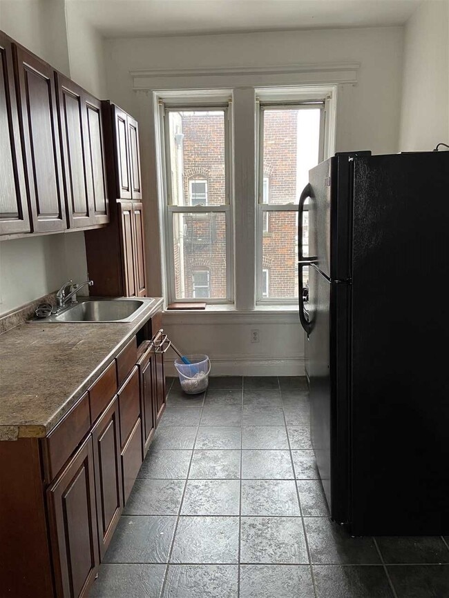 Building Photo - 440 60th St