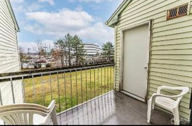 Foto del edificio - 208 Woodbridge Commons Way