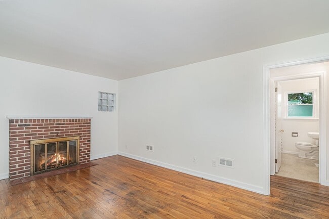 Building Photo - Charming 2BR Cape Cod