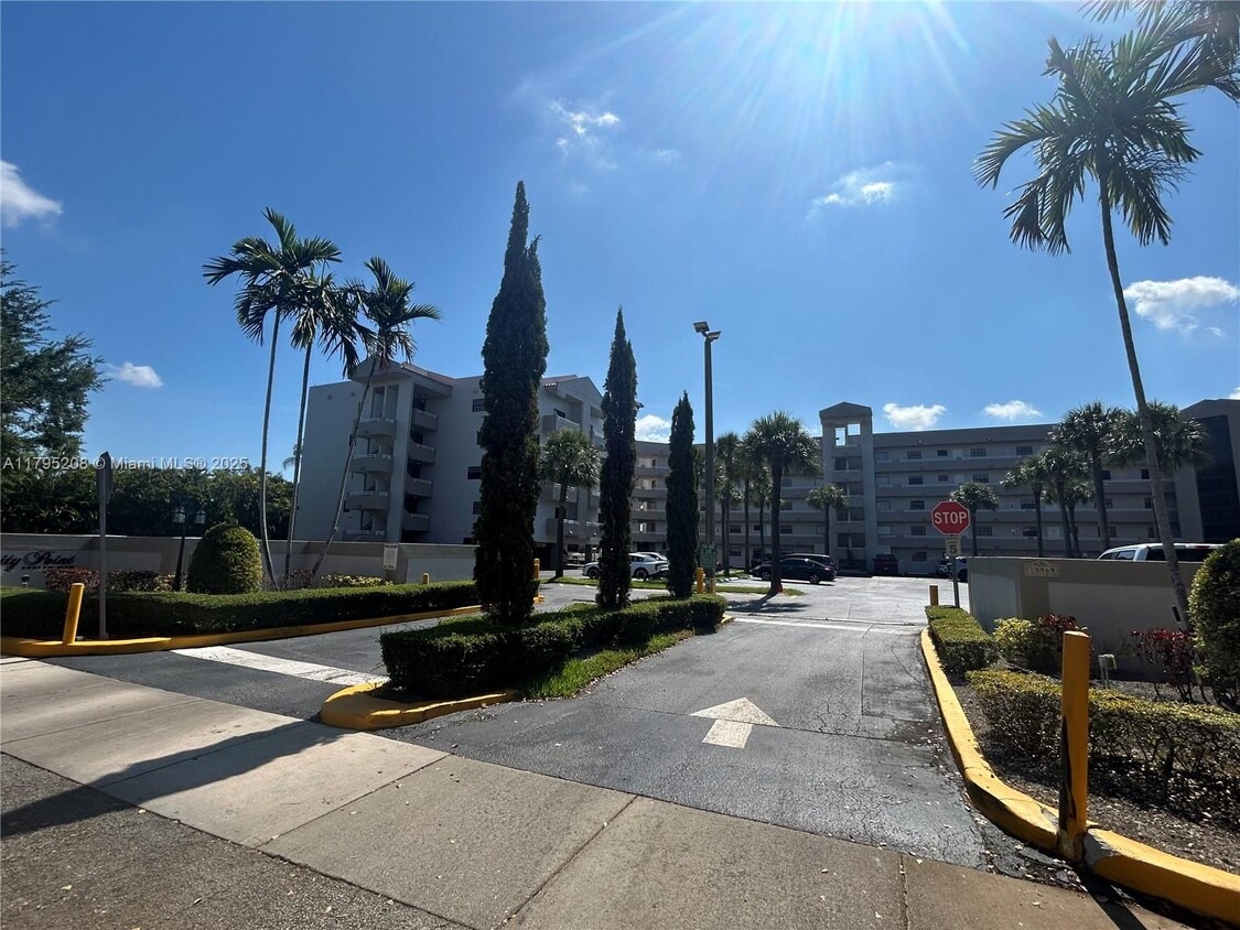 Foto principal - 15969 NW 64th Ave